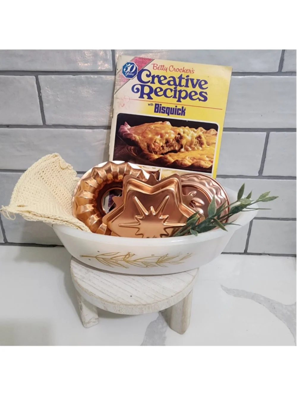 GlasBake Vignette. Includes 1-qt casserol, 3 copper-toned molds, Pot Holders